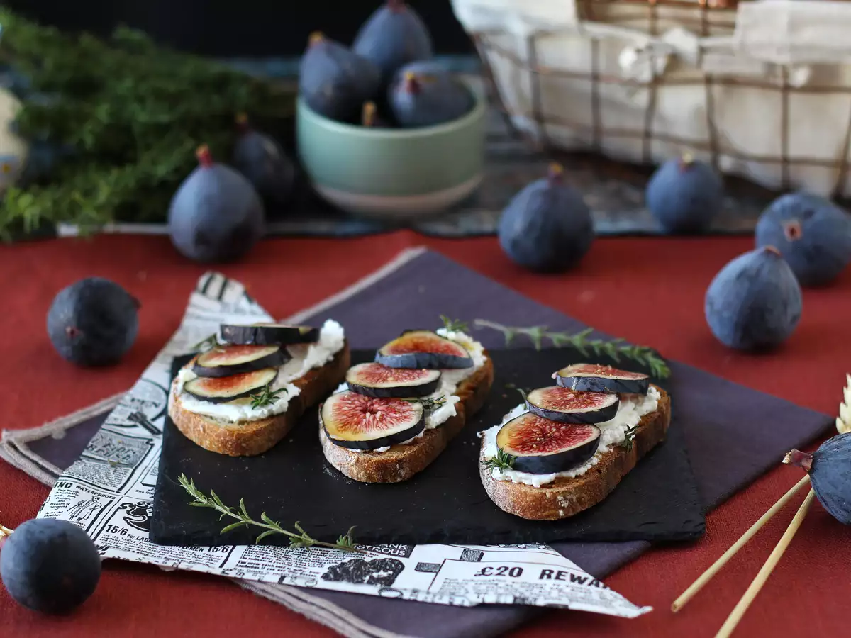 Fig, fresh goat cheese, honey and rosemary toasts - photo 6