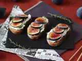 Fig, fresh goat cheese, honey and rosemary toasts, photo 1