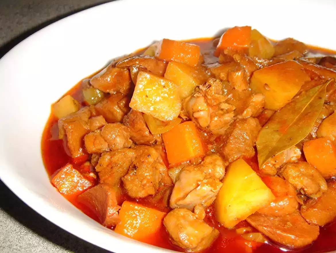 Filipino menudo recipe: pork & liver stew with veggies