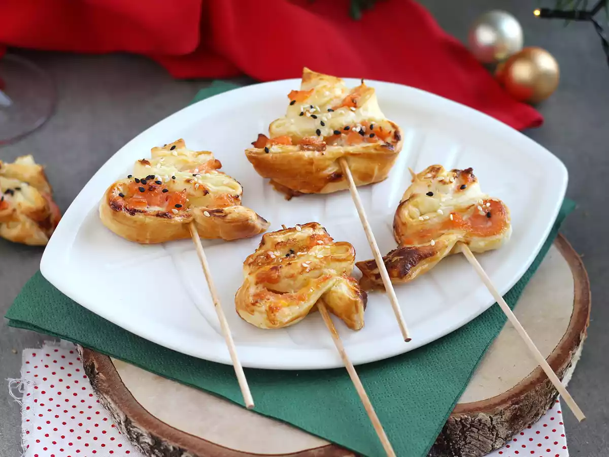 Flaky puff pastry christmas trees with two types of salmon - photo 5