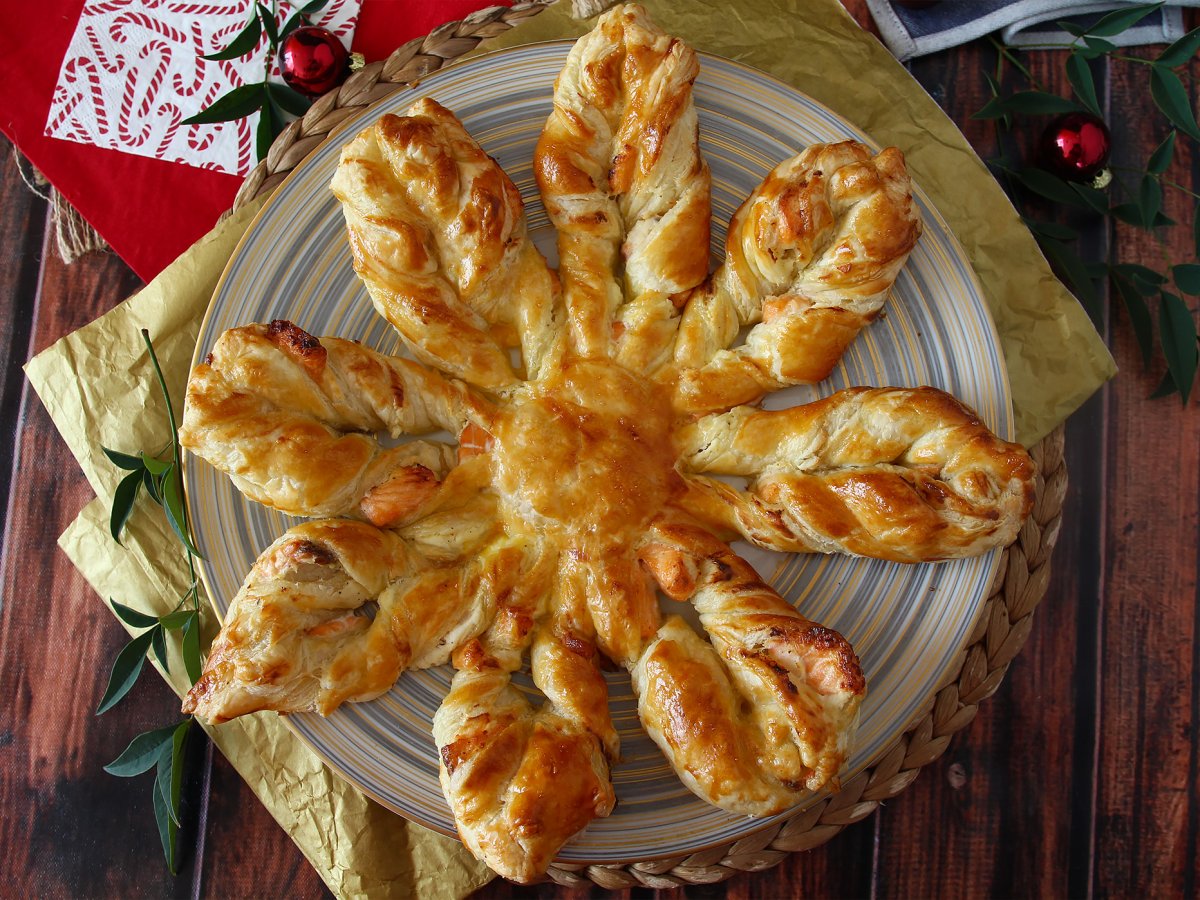 Flaky Snowflake with cream cheese and salmon - The perfect appetizer for Christmas