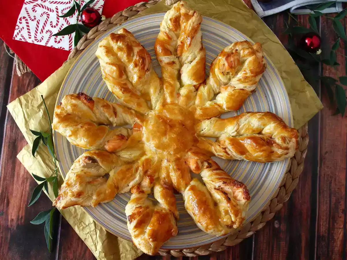 Flaky snowflake with cream cheese and salmon - the perfect appetizer for christmas