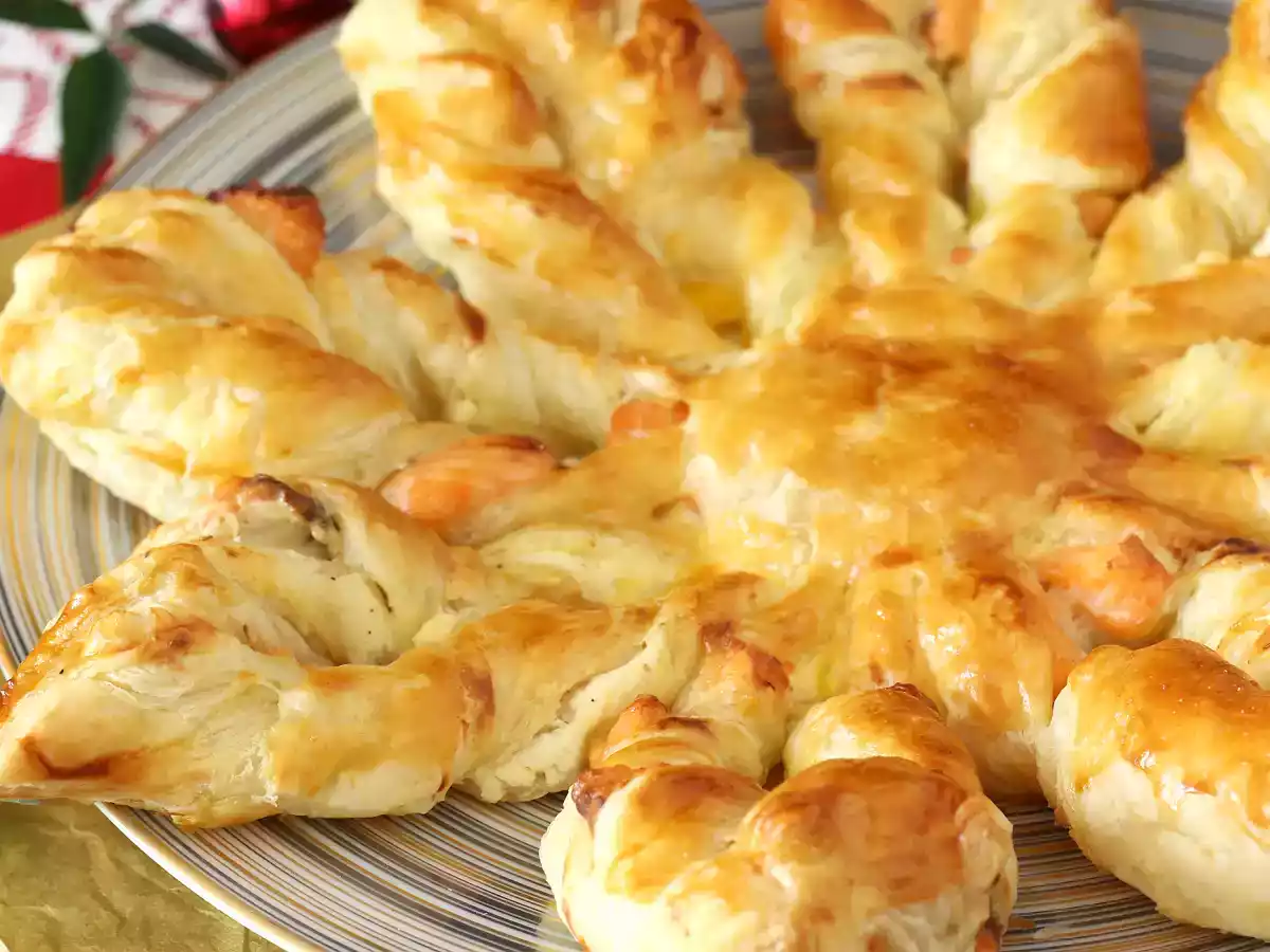 Flaky snowflake with cream cheese and salmon - the perfect appetizer for christmas - photo 4