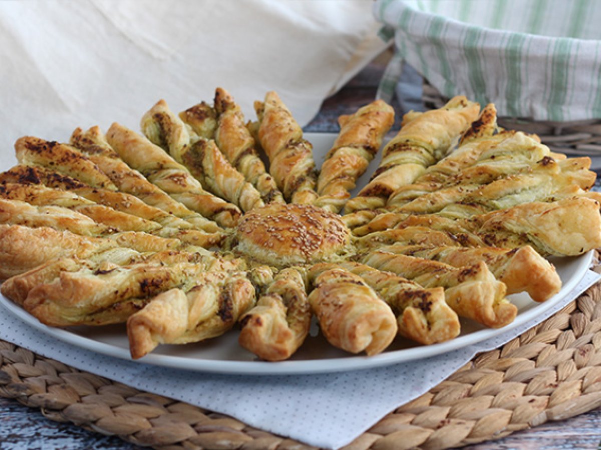 Flaky star bread with pesto - photo 3