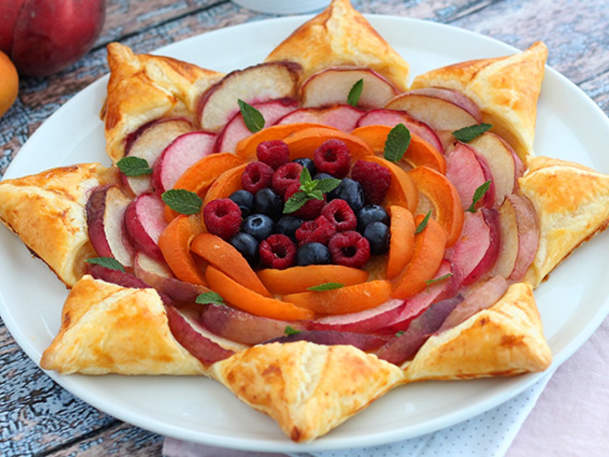 Flaky star tart with fruits