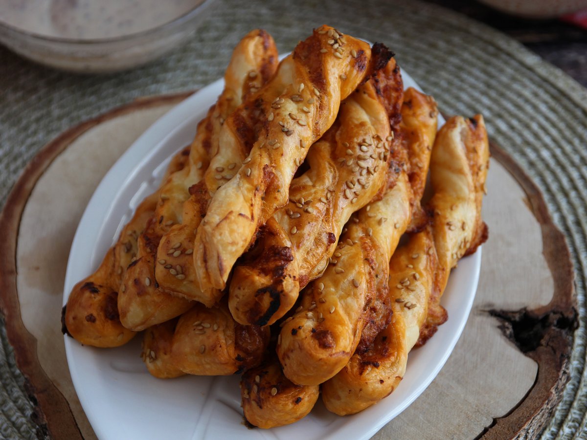 Flaky twists with red pesto and mozzarella - photo 2