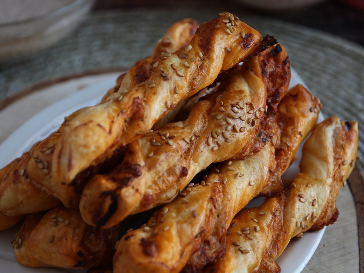 Flaky twists with red pesto and mozzarella - photo 3