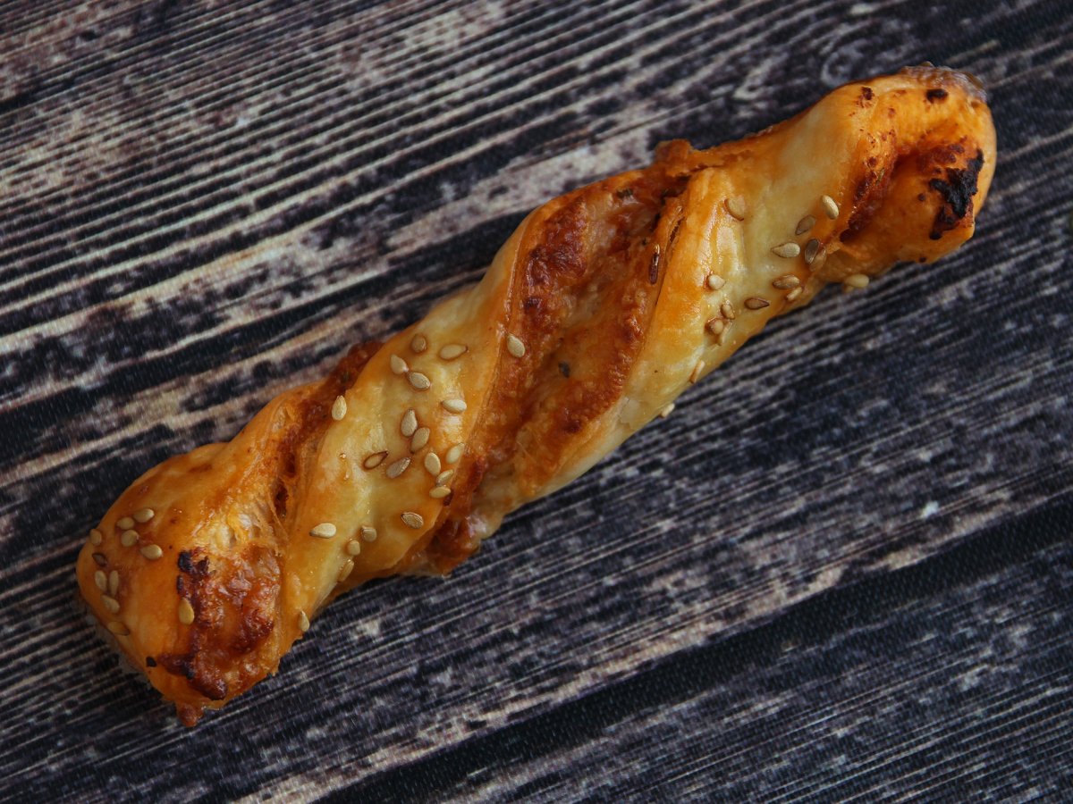 Flaky twists with red pesto and mozzarella - photo 4