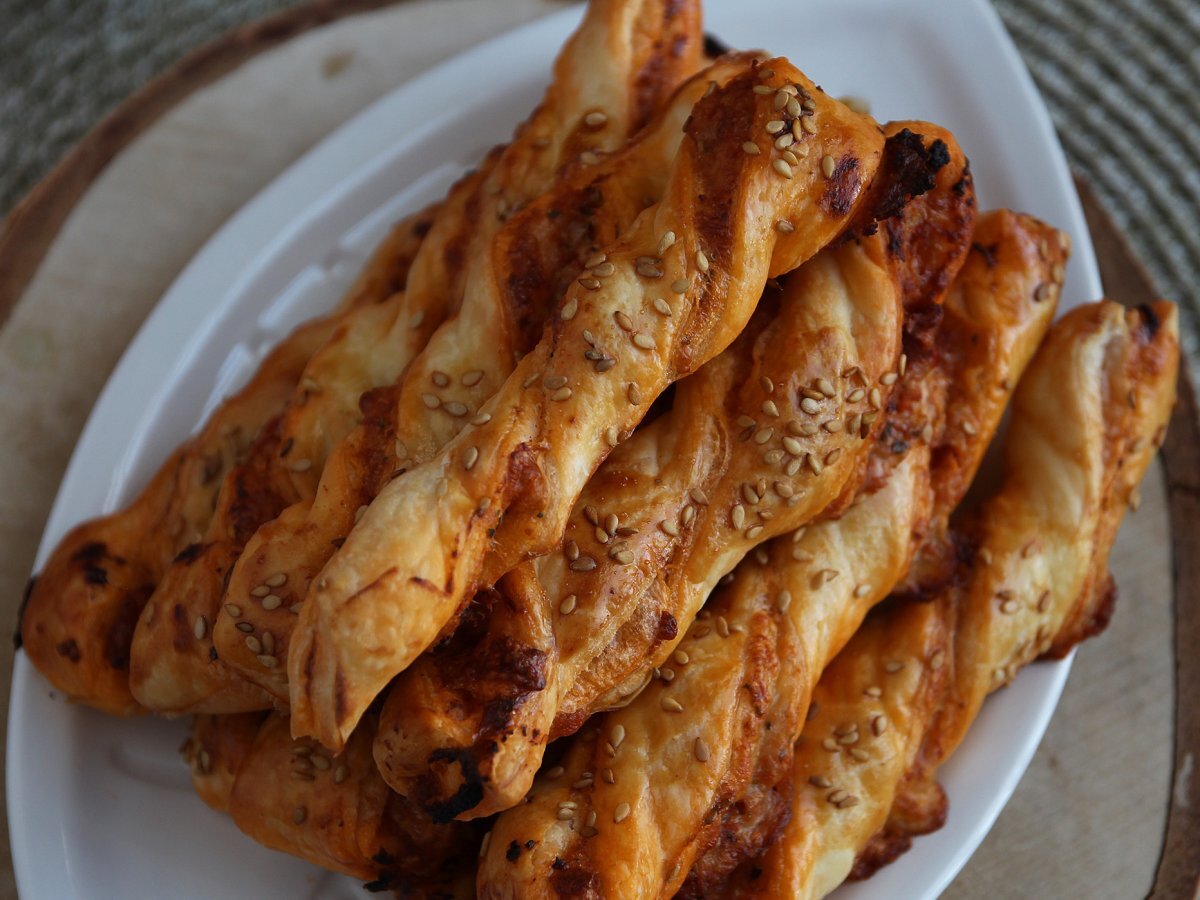 Flaky twists with red pesto and mozzarella - photo 5