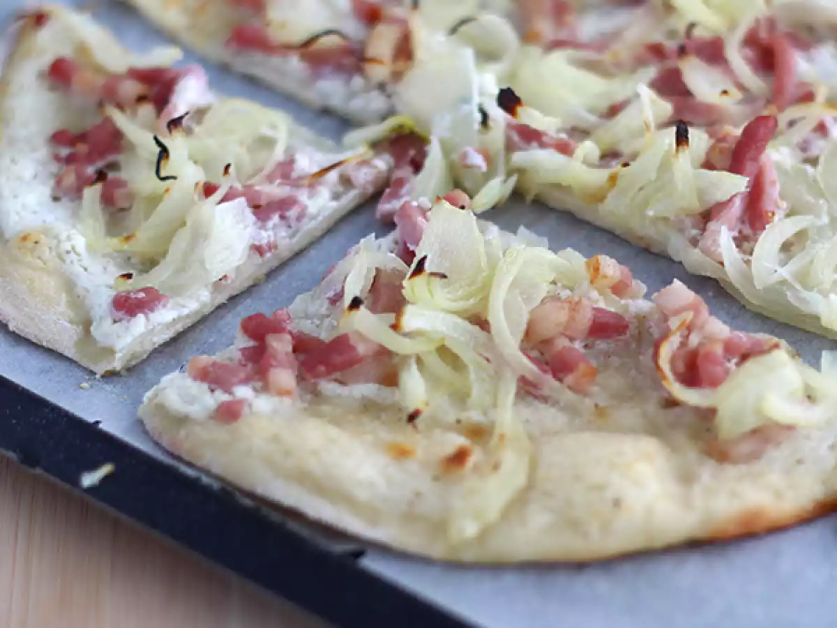 Flammekueche, alsatian tarte flambée - photo 2