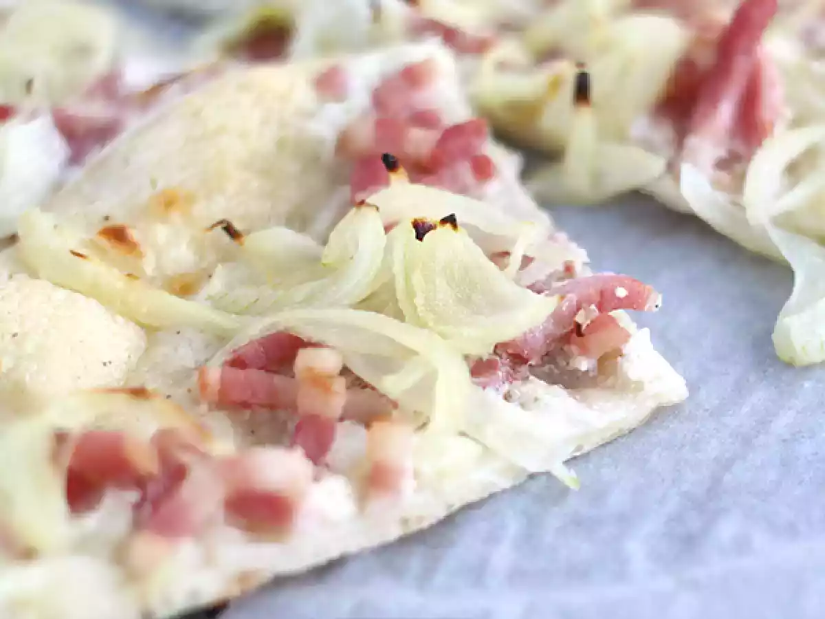 Flammekueche, alsatian tarte flambée - photo 3