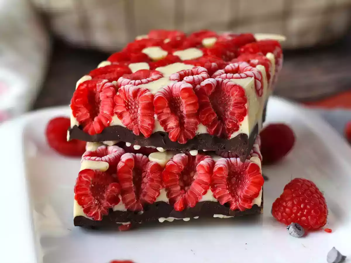 Franui-style chocolate bar with raspberries, white and dark chocolate!