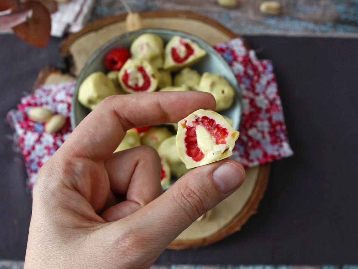 Franui with pistachio, delicious coated raspberries, melting and crunchy - photo 3