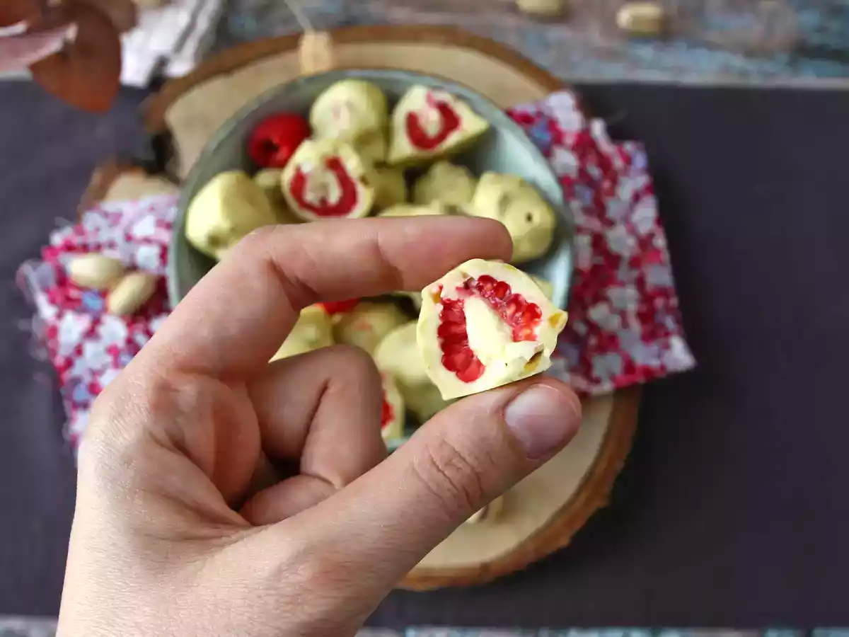 Franui with pistachio, delicious coated raspberries, melting and crunchy - photo 3