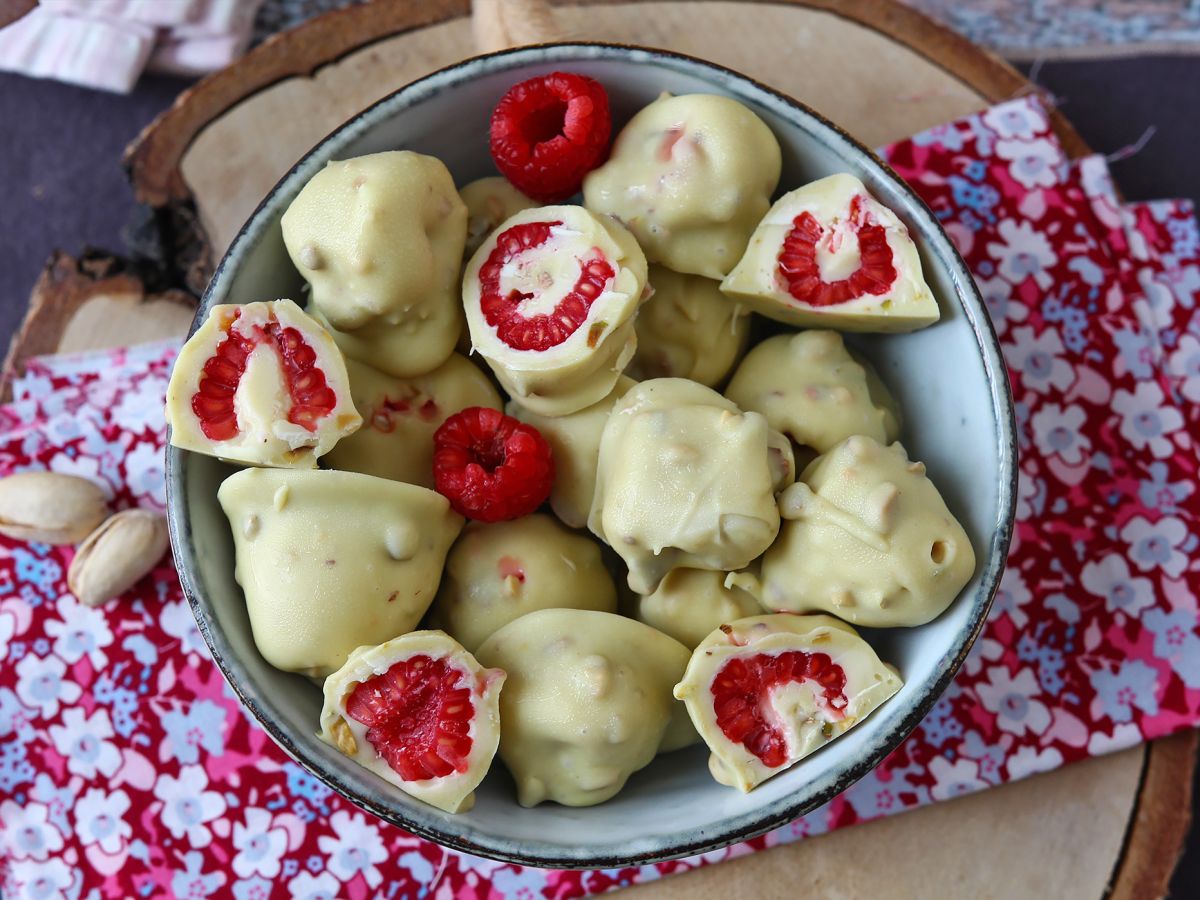 Franui with pistachio, delicious coated raspberries, melting and crunchy - photo 6