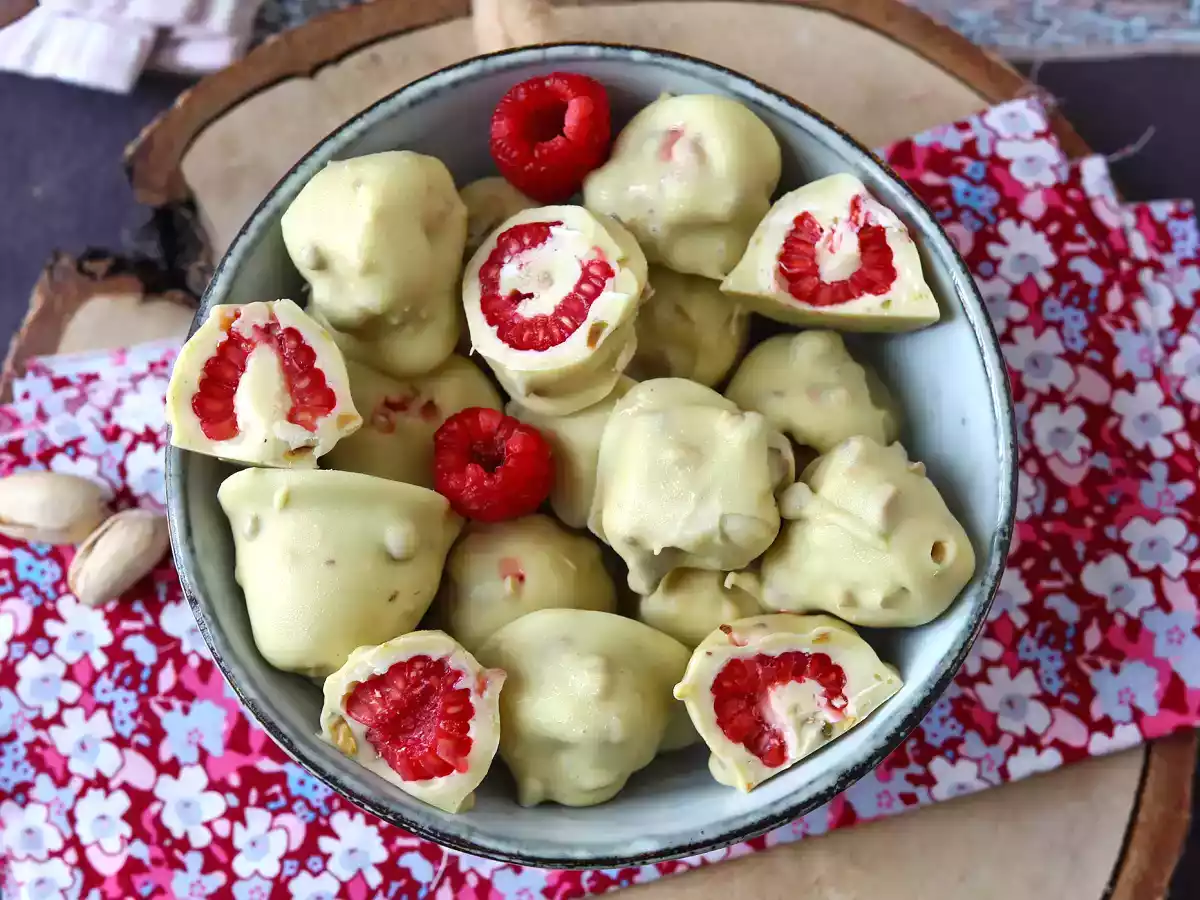Franui with pistachio, delicious coated raspberries, melting and crunchy - photo 6