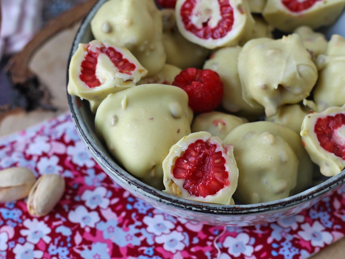 Franui with pistachio, delicious coated raspberries, melting and crunchy - photo 5