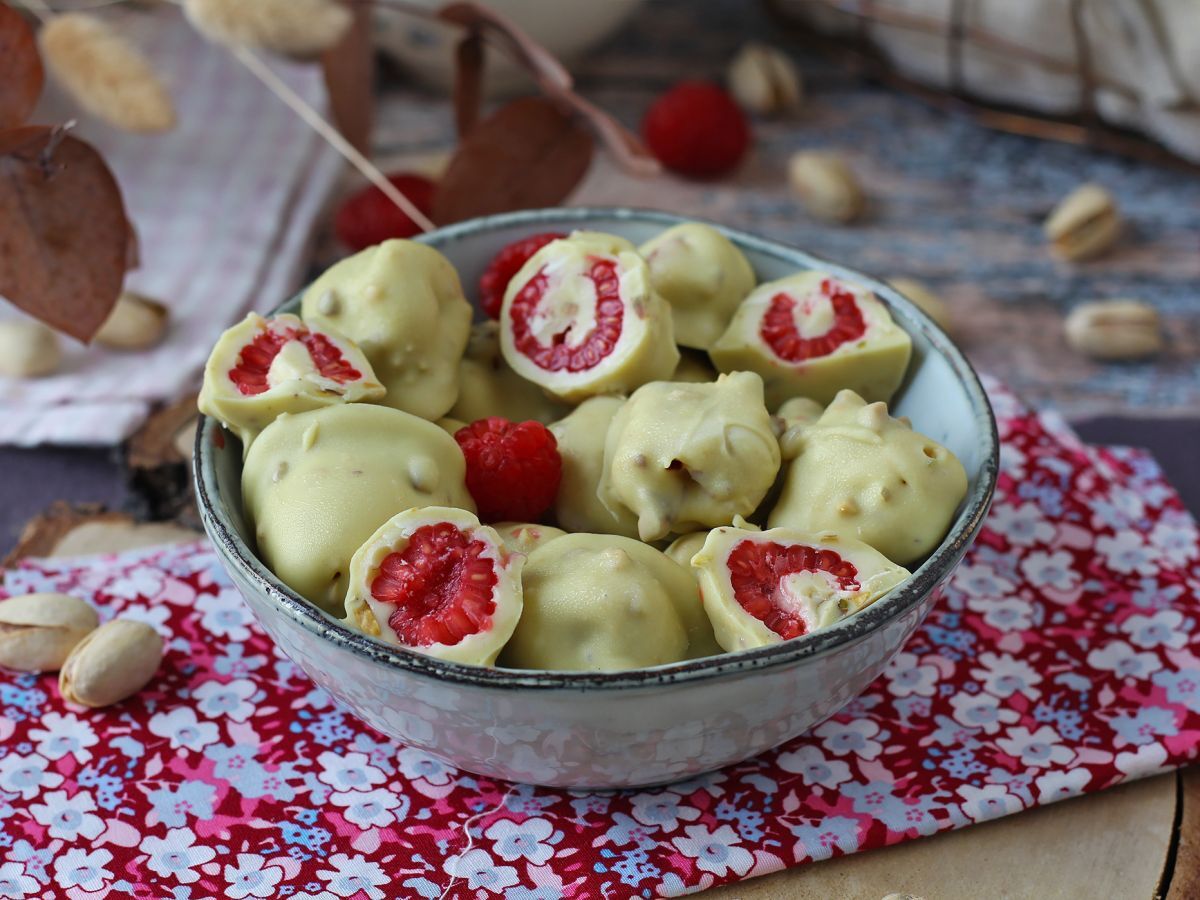 Franui with pistachio, delicious coated raspberries, melting and crunchy - photo 4