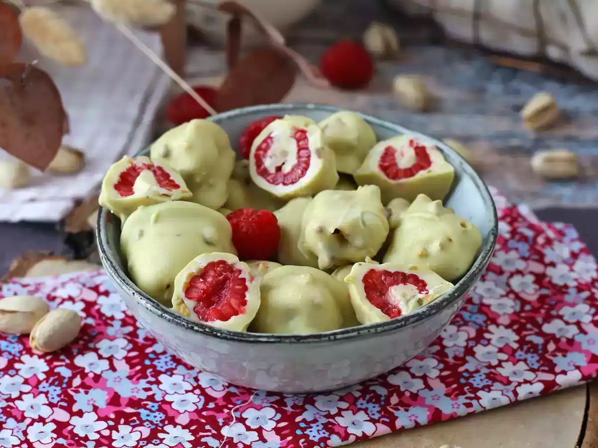 Franui with pistachio, delicious coated raspberries, melting and crunchy - photo 4
