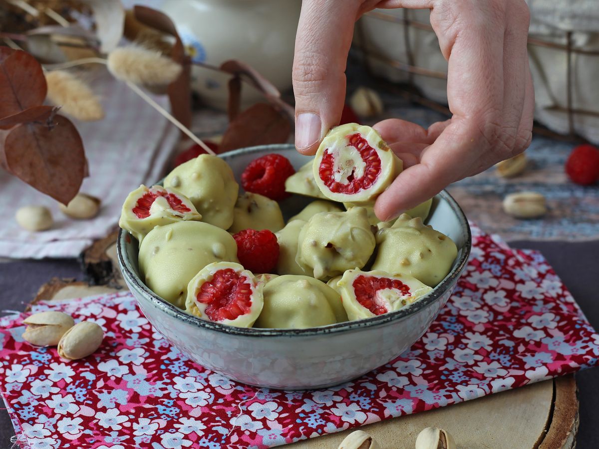 Franui with pistachio, delicious coated raspberries, melting and crunchy - photo 2