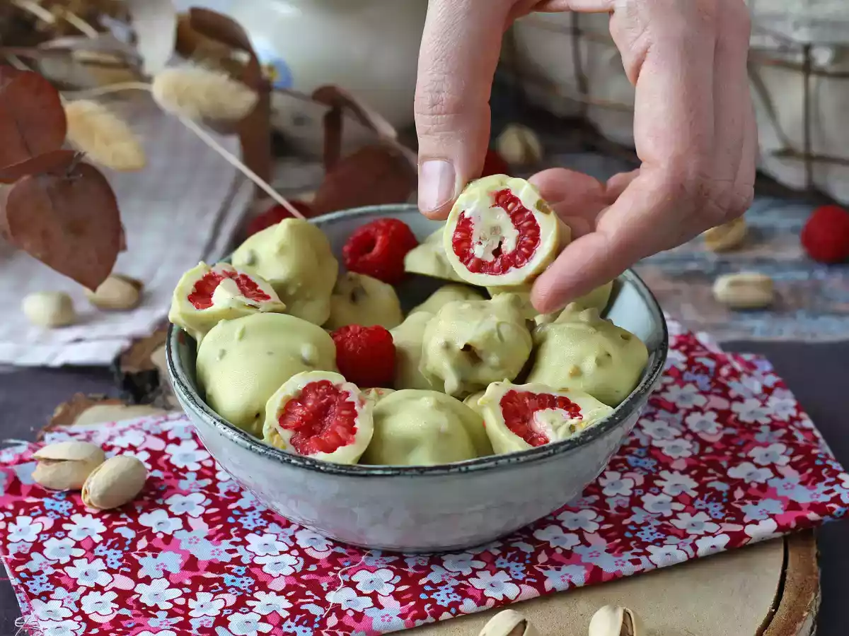 Franui with pistachio, delicious coated raspberries, melting and crunchy - photo 2