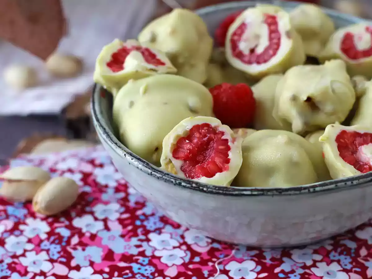 Franui with pistachio, delicious coated raspberries, melting and crunchy