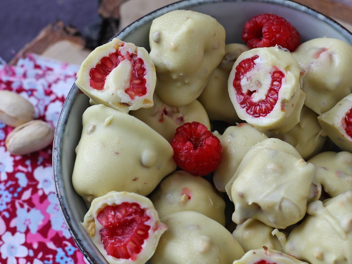 Franui with pistachio, delicious coated raspberries, melting and crunchy - photo 7