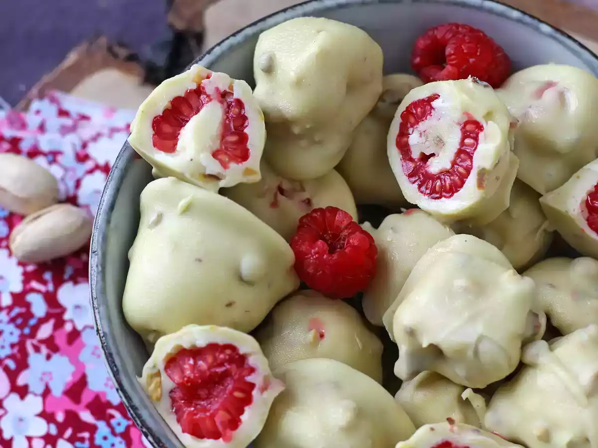 Franui with pistachio, delicious coated raspberries, melting and crunchy - photo 7