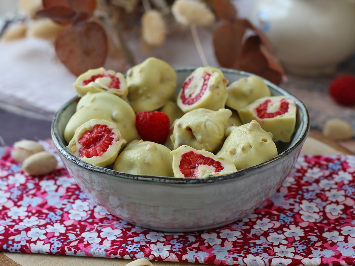 Franui with pistachio, delicious coated raspberries, melting and crunchy - photo 8