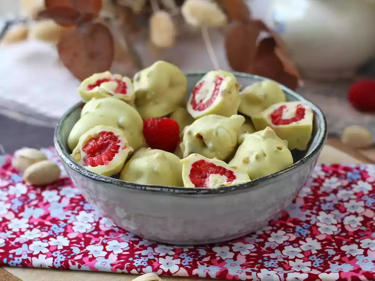 Franui with pistachio, delicious coated raspberries, melting and crunchy - photo 8