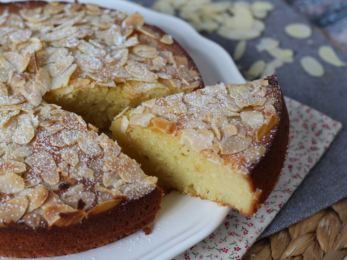 French Amandier cake, the super soft almond cake