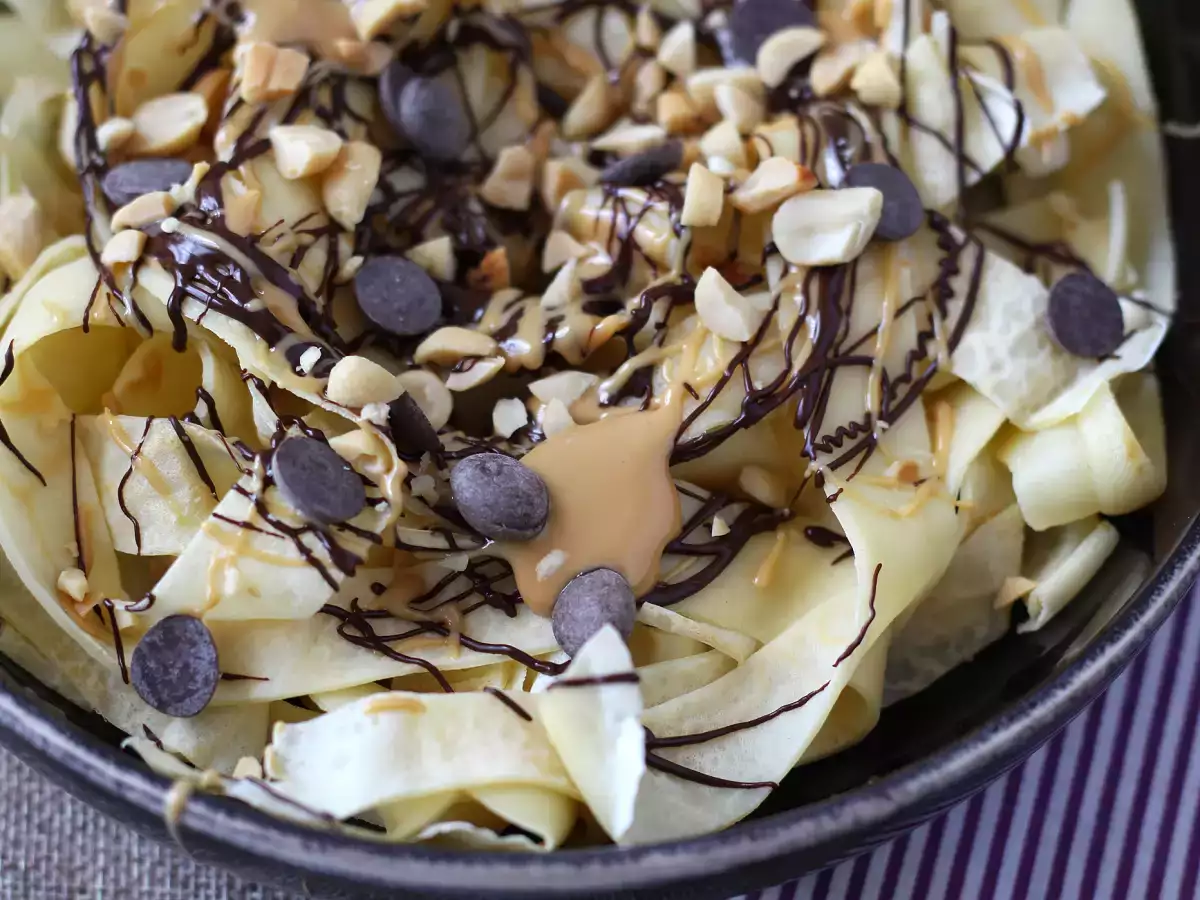 French crêpes tagliatelle with chocolate and peanuts! - photo 2