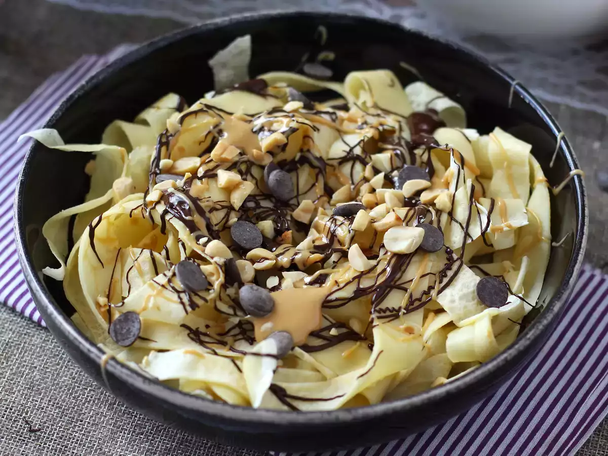 French crêpes tagliatelle with chocolate and peanuts! - photo 6