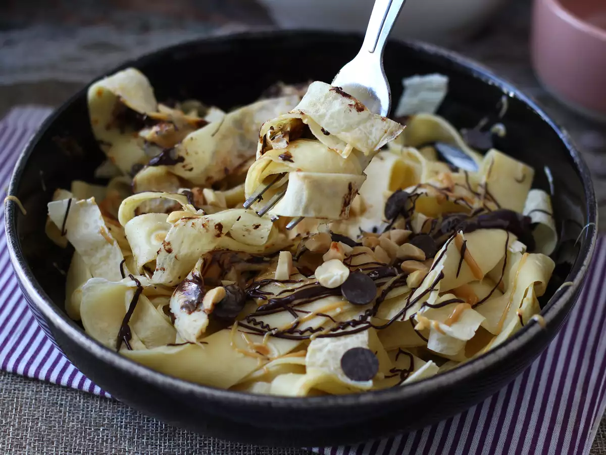 French crêpes tagliatelle with chocolate and peanuts! - photo 9