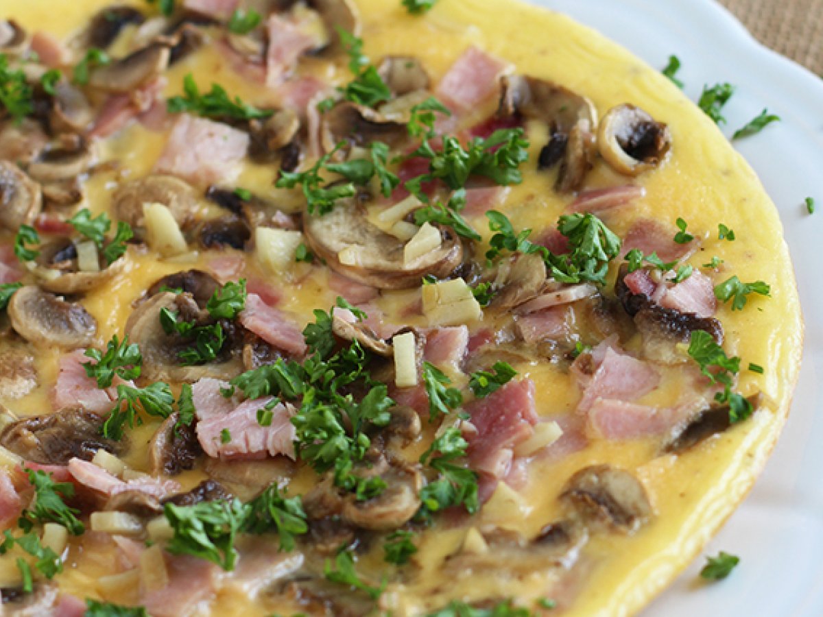 French omelette with mushrooms, ham and parsley - photo 4