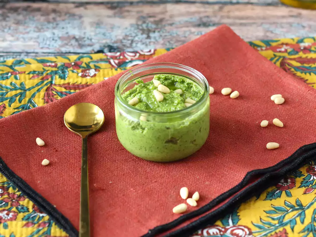 Fresh and creamy arugula pesto in 5 minutes - photo 2