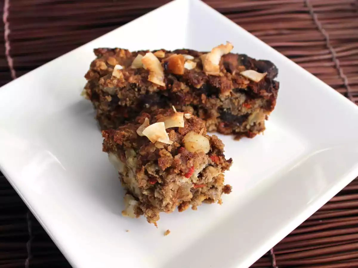 Fresh banana, pear and macadamia slice