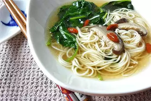 Fresh matrimony vine leaves soup recipe, kou kee chye soup