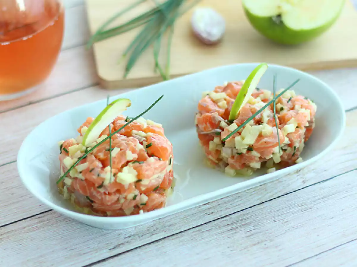 Fresh salmon tartare with green apple