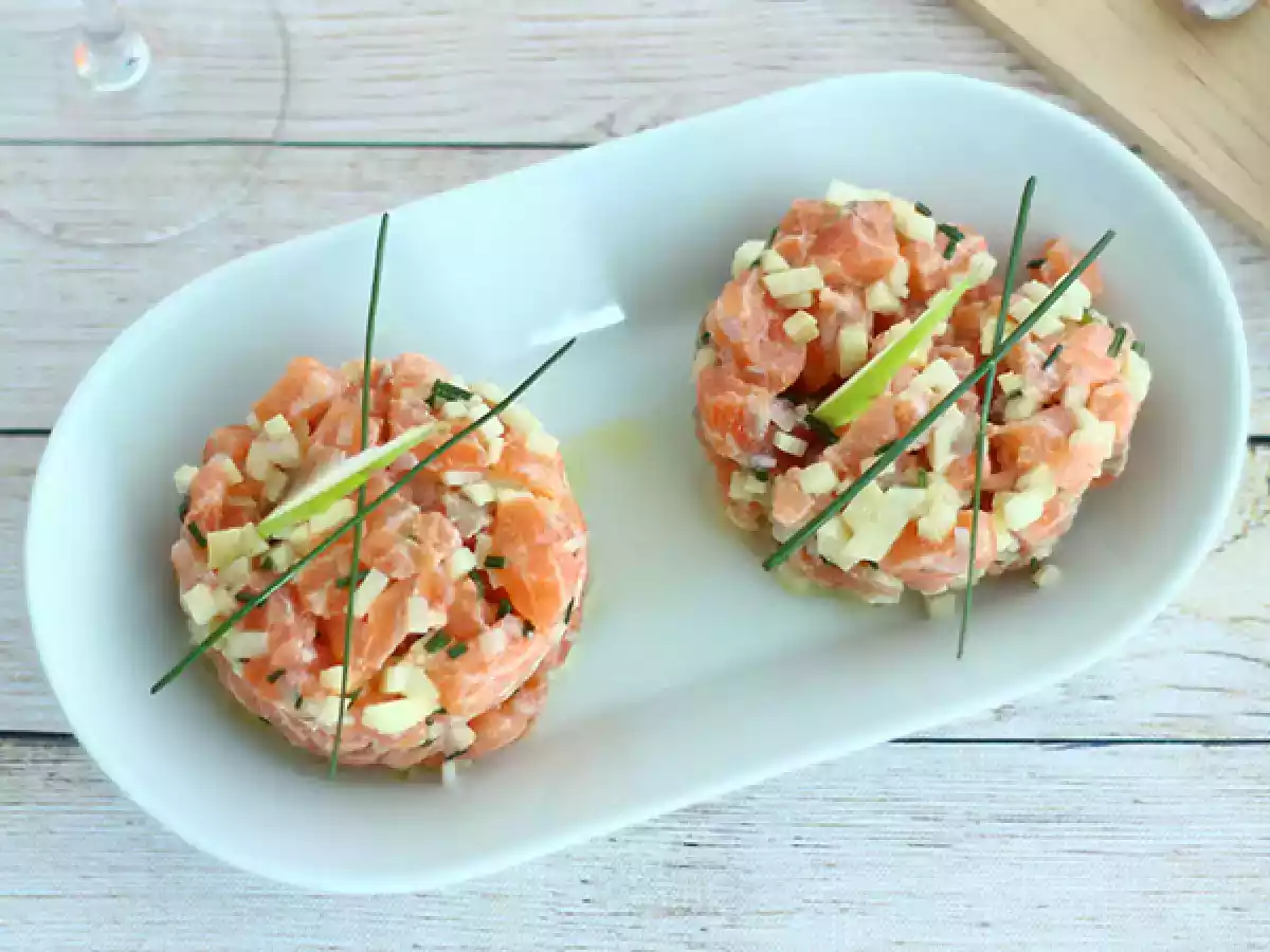 Fresh salmon tartare with green apple - photo 3