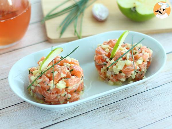 Fresh salmon tartare with green apple