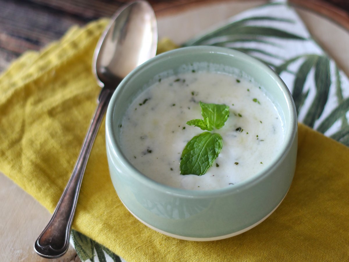 Fresh yogurt sauce with mint and lemon juice, perfect for summer meals!