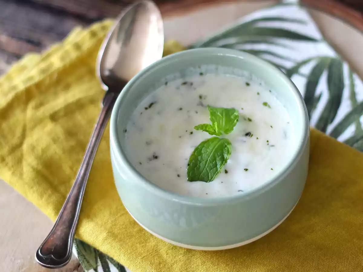 Fresh yogurt sauce with mint and lemon juice, perfect for summer meals!