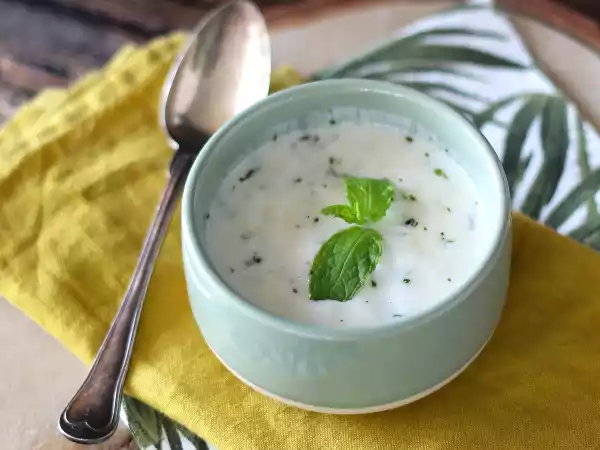 Recipe Fresh yogurt sauce with mint and lemon juice, perfect for summer meals!