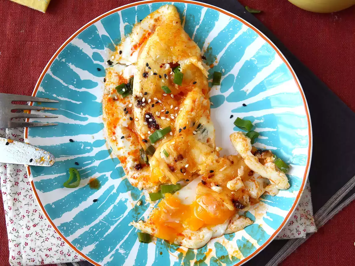 Fried eggs with honey and mozzarella, the sweet, salty and spicy express breakfast! - photo 2