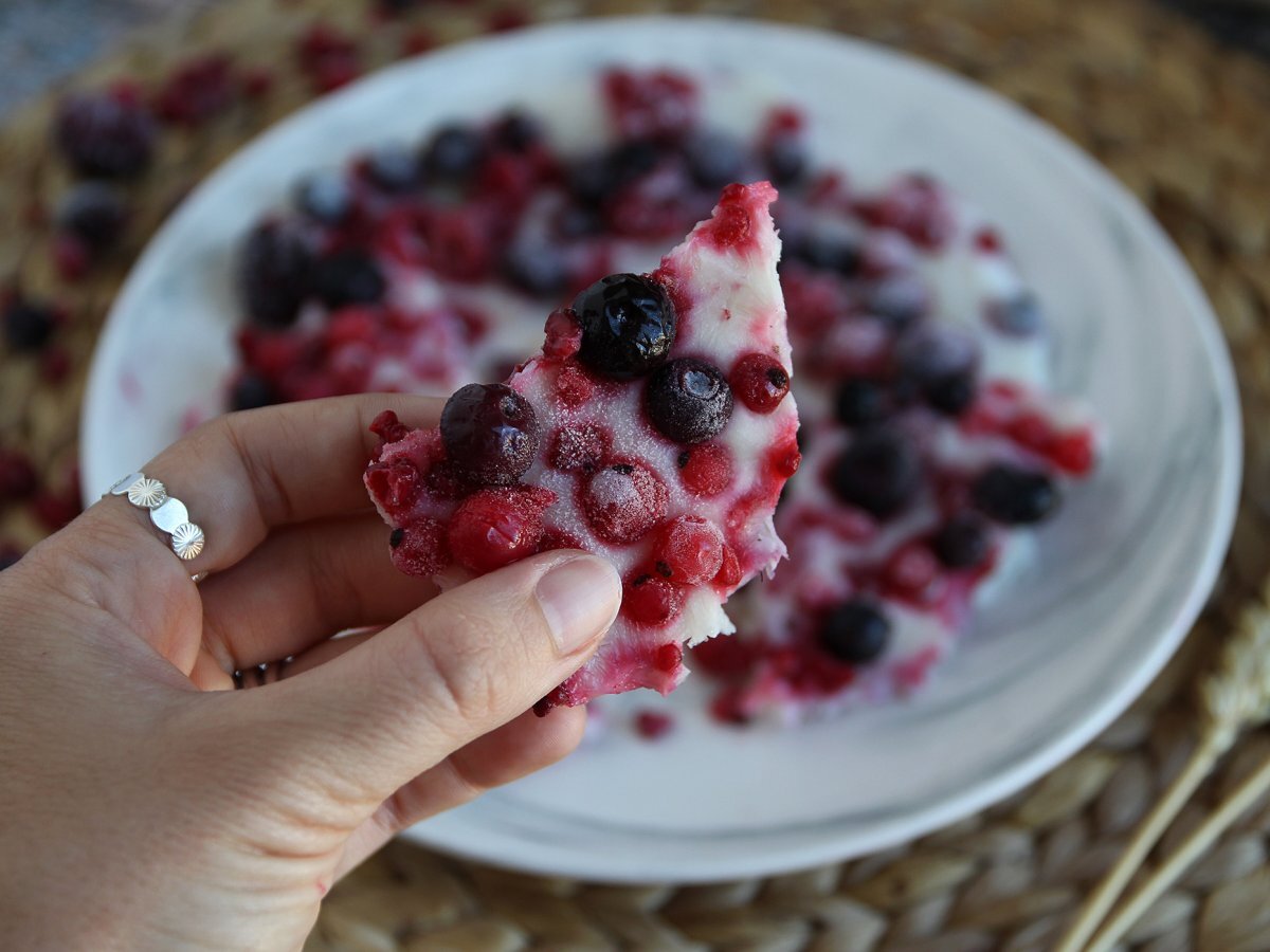 Frozen yogurt bars with red berries