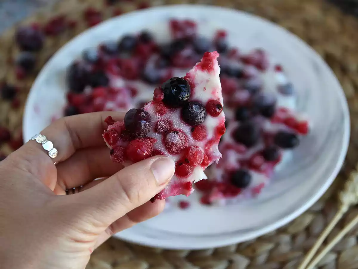 Frozen yogurt bars with red berries