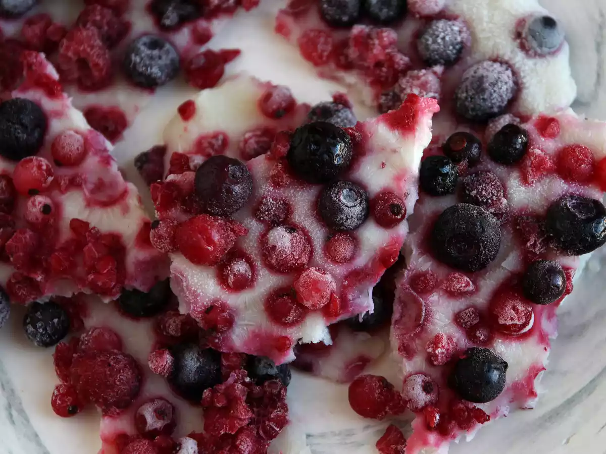 Frozen yogurt bars with red berries - photo 3