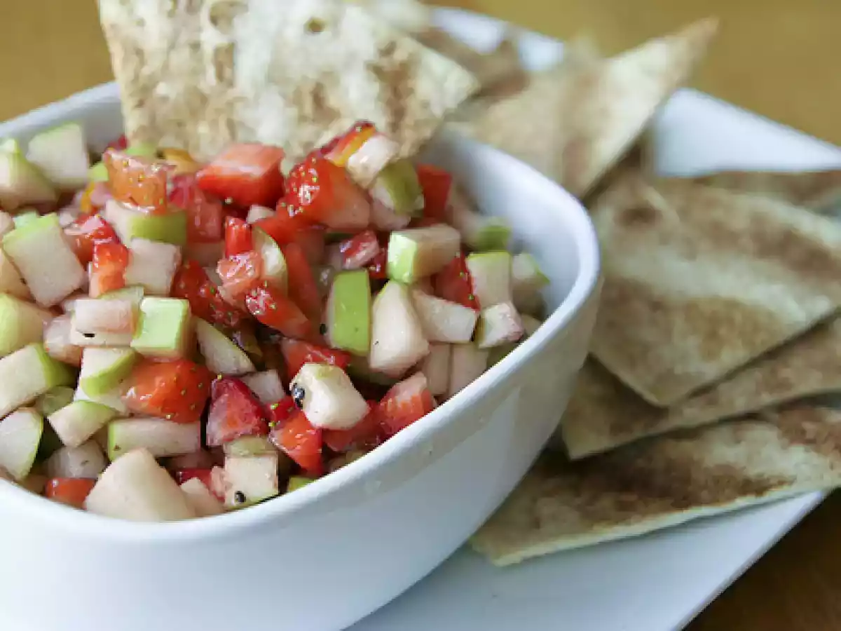 FRUIT SALSA AND CINNAMON CHIPS