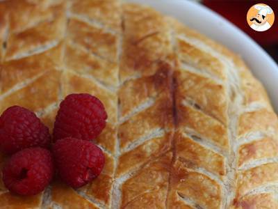 Galette des rois frangipane cake with raspberry pistachio - photo 3